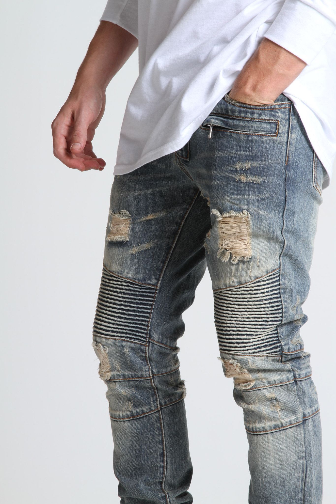 Read more about the article Multi-Needle Pleating Pintuck Design: The Epitome of Textured Elegance